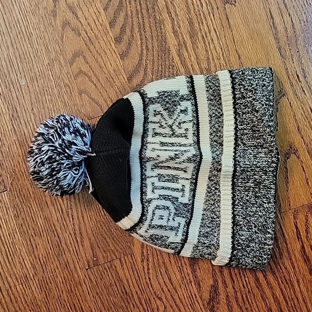 PINK NATION pom pom beanie Black & White